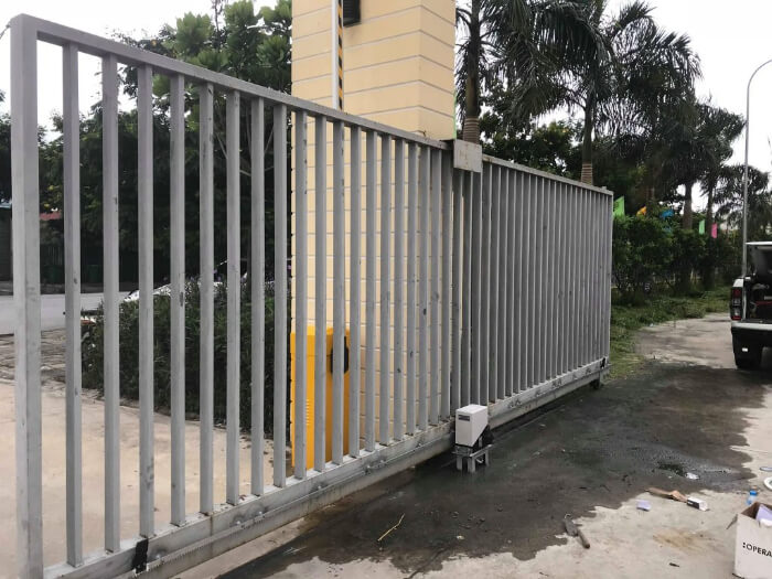 Dựa trên vị trí đặt thanh ray, cửa cổng lùa được chia thành hai loại khác nhau Dựa trên vị trí đặt thanh ray, cửa cổng lùa được chia thành hai loại khác nhau