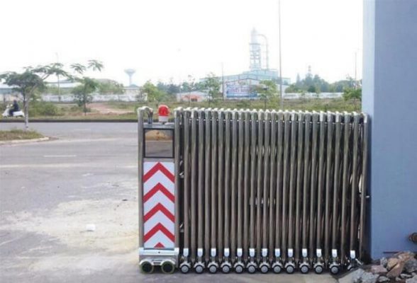 Cổng lùa inox được làm từ chất liệu inox cao cấp, sáng bóng