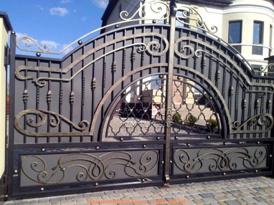 Cổng sắt lùa nghệ thuật cũng có cấu tạo tương tự