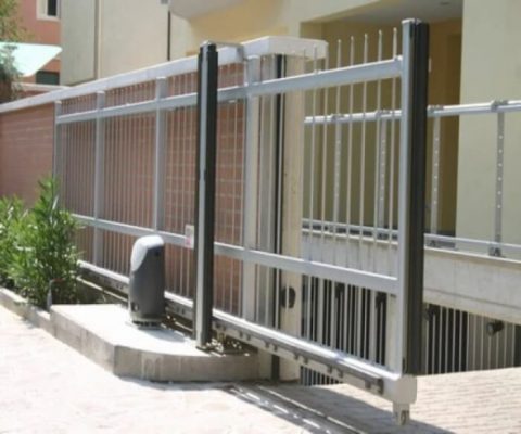 Cổng sắt lùa có giá thành rẻ hơn so với một số loại cổng khác 