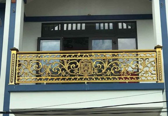 Ban công nhôm đúc màu xanh