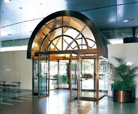 Cửa kính tự động mang đến nét sang trọng hiện đại cho công trình