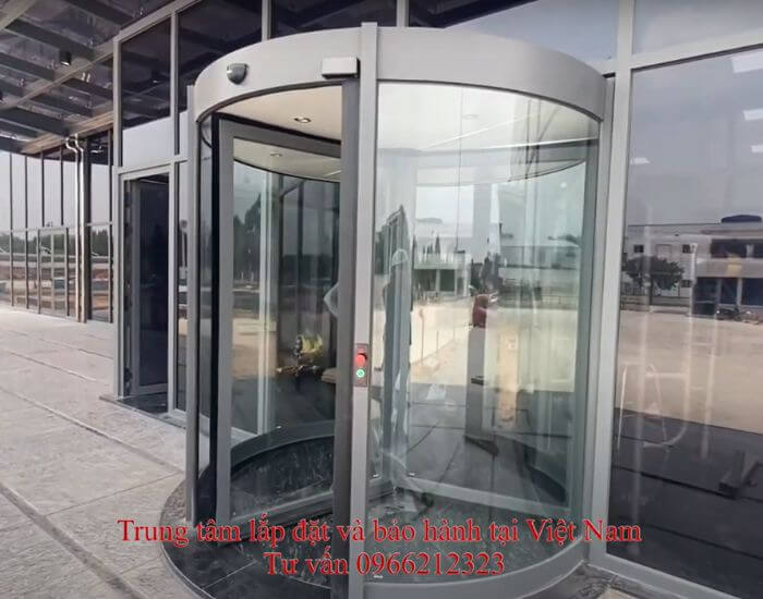 Cửa xoay tròn tự động 360 được đội ngũ Thanh Phong Autodoor lắp đặt tại Bình Dương Cửa xoay tròn tự động 360 được đội ngũ Thanh Phong Autodoor lắp đặt tại Bình Dương