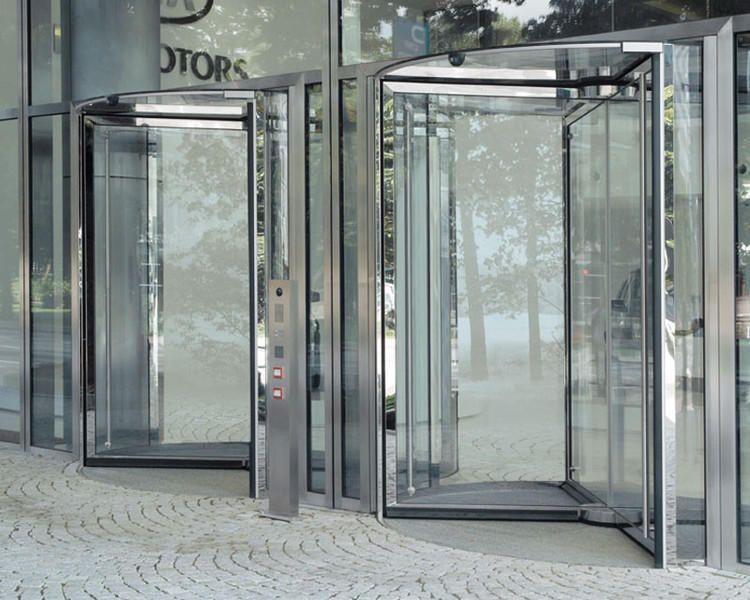 bao-gia-cua-xoay-tu-dong-4 Cửa kính cường lực tinh xảo được thiết kế phù hợp với thương hiệu riêng