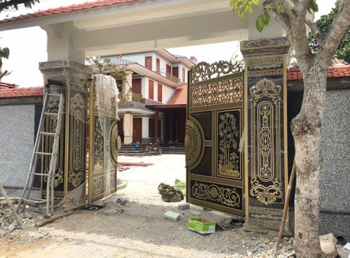 Cổng âm sàn do hãng Comunello sản xuất phù hợp với nhà biệt thự Cổng âm sàn do hãng Comunello sản xuất phù hợp với nhà biệt thự