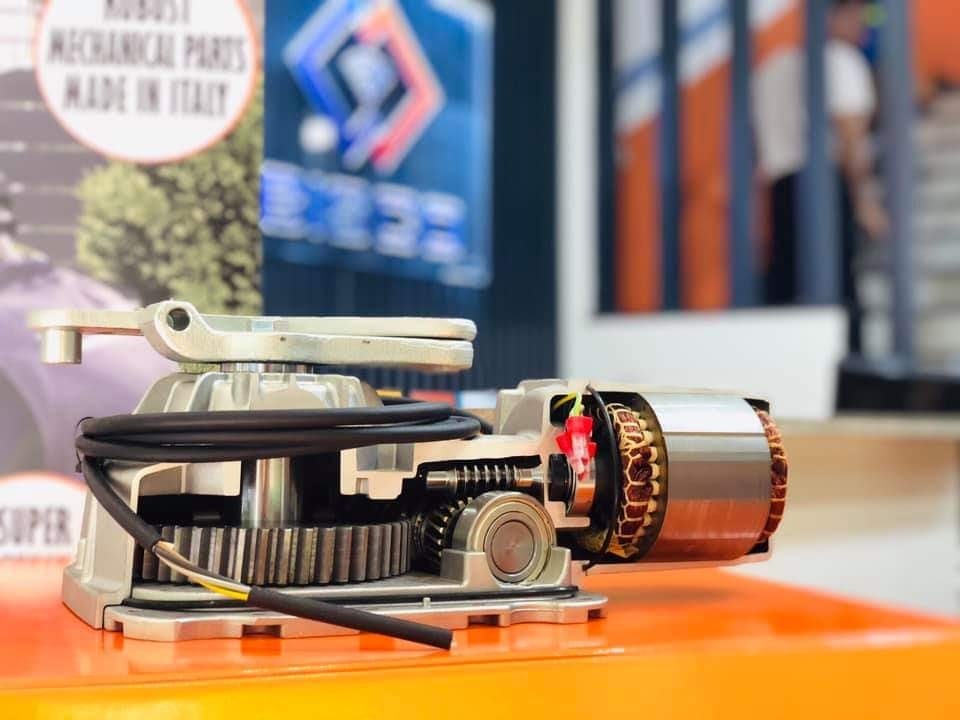 Công suất hoạt động của motor cổng âm sàn Italia là 200W cổng âm sàn italia 3