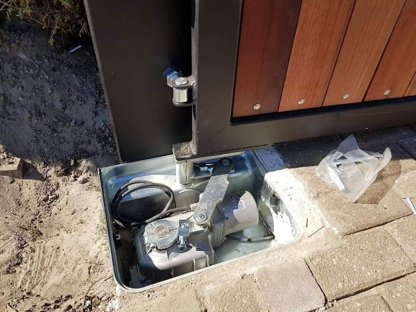 Cổng tự động âm sàn Quiko có thiết kế bộ phận điều khiển dưới mặt đất Cổng tự động âm sàn Quiko có thiết kế bộ phận điều khiển dưới mặt đất