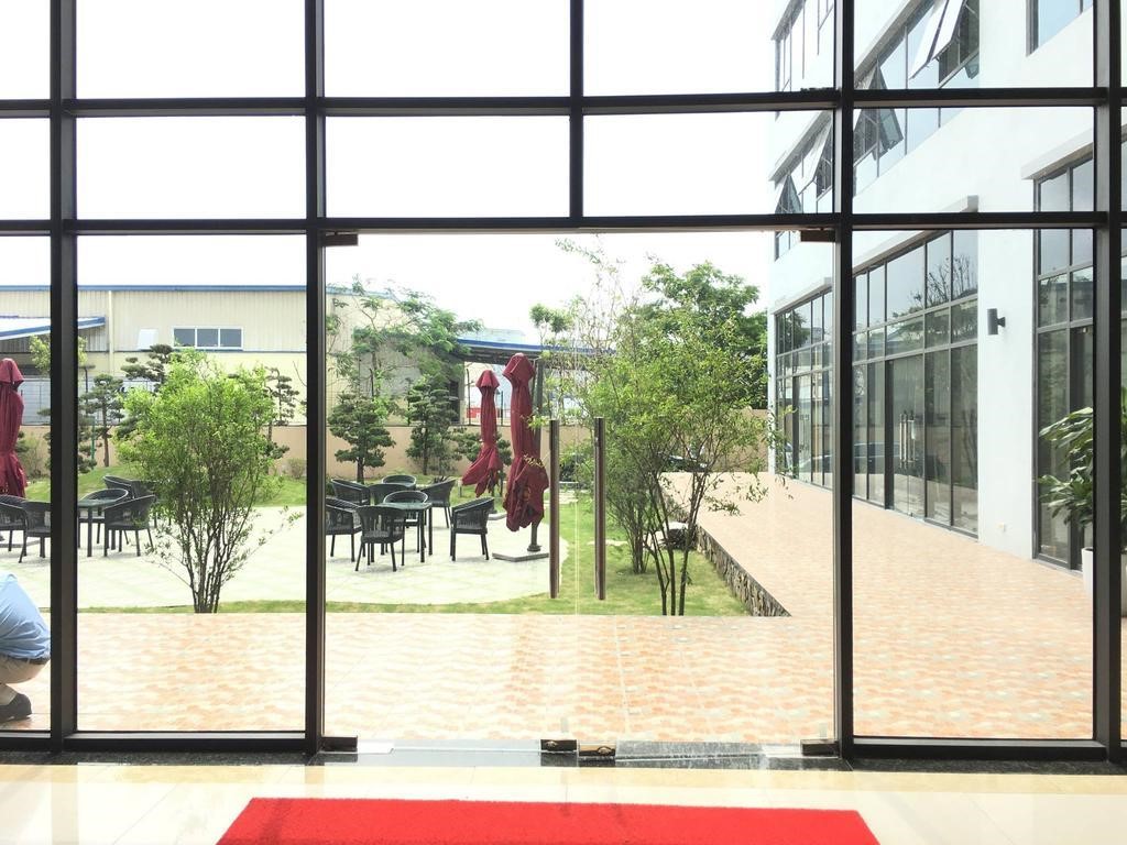 Sử dụng cửa kính xoay cường lực trong suốt tại quán nước giúp mang lại cảm giác rộng rãi thoáng mát cho khuôn viên Sử dụng cửa kính xoay cường lực trong suốt tại quán nước giúp mang lại cảm giác rộng rãi thoáng mát cho khuôn viên