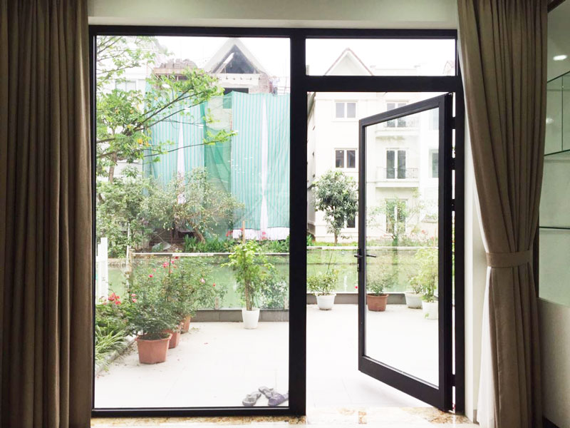 Mẫu cửa xoay đẹp lắp đặt tại lối ra vườn trên sân thượng Mẫu cửa xoay đẹp lắp đặt tại lối ra vườn trên sân thượng