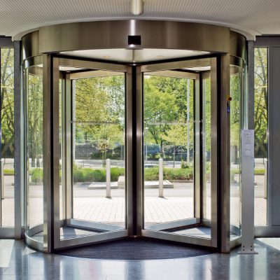 Cửa trục xoay giúp lấy ánh sáng tự nhiên Cửa trục xoay giúp lấy ánh sáng tự nhiên