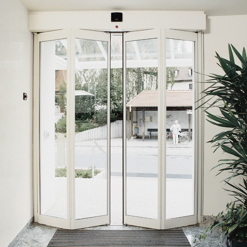 Cửa kính tự động khung trắng trang nhã Cửa kính tự động khung trắng trang nhã
