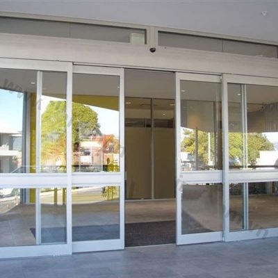 Hệ thống cửa lùa cảm biến được khóa điện từ vào ban đêm