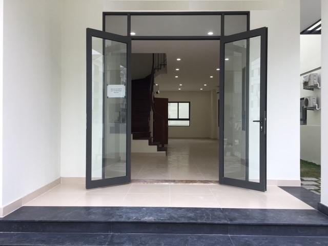 cửa mở 2 chiều có thể sử dụng cho nhà ở cua-xoay-hai-chieu-5
