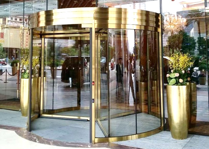 Cửa xoay kính cường lực chịu lực bền bỉ dưới tác động môi trường Cửa xoay kính cường lực chịu lực bền bỉ dưới tác động môi trường