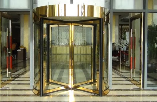 Cửa kính xoay với thiết kế khung mạ vàng mang lại trải nghiệm hài lòng cho khách hàng Cửa kính xoay với thiết kế khung mạ vàng mang lại trải nghiệm hài lòng cho khách hàng