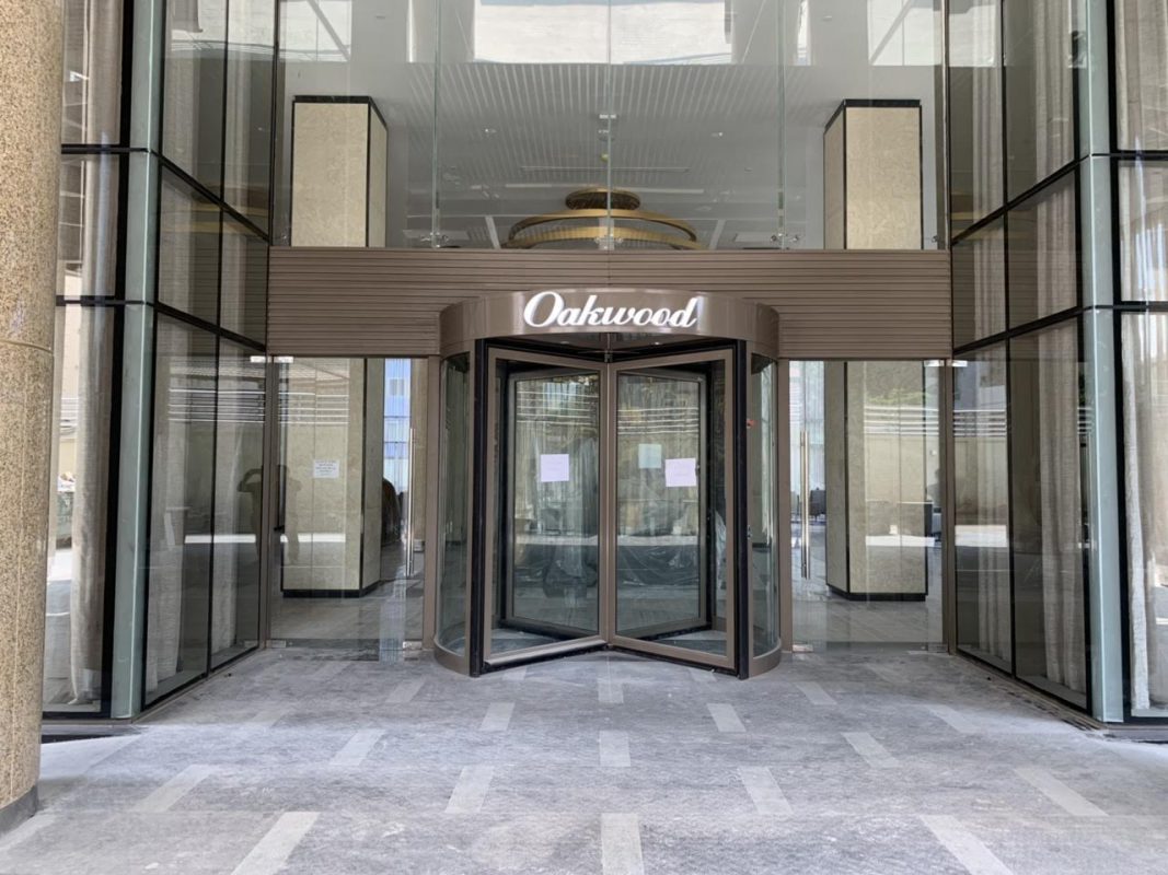 Cửa kính trượt xoay tự động loại 4 cánh