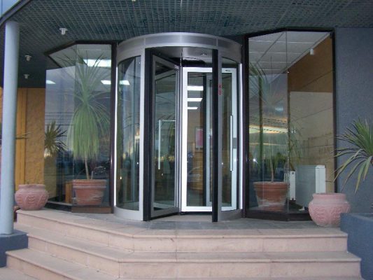 Cửa xoay tròn mang vẻ đẹp sang trọng cho công trình