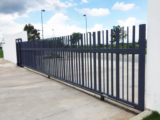 Mẫu cửa cổng lùa đang là dòng cửa cho xu hướng hiện đại