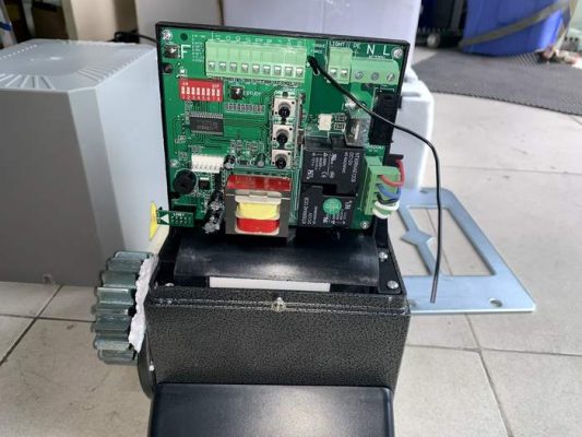 Motor cửa cổng lùa YH Đài Loan tích hợp nhiều bộ phận