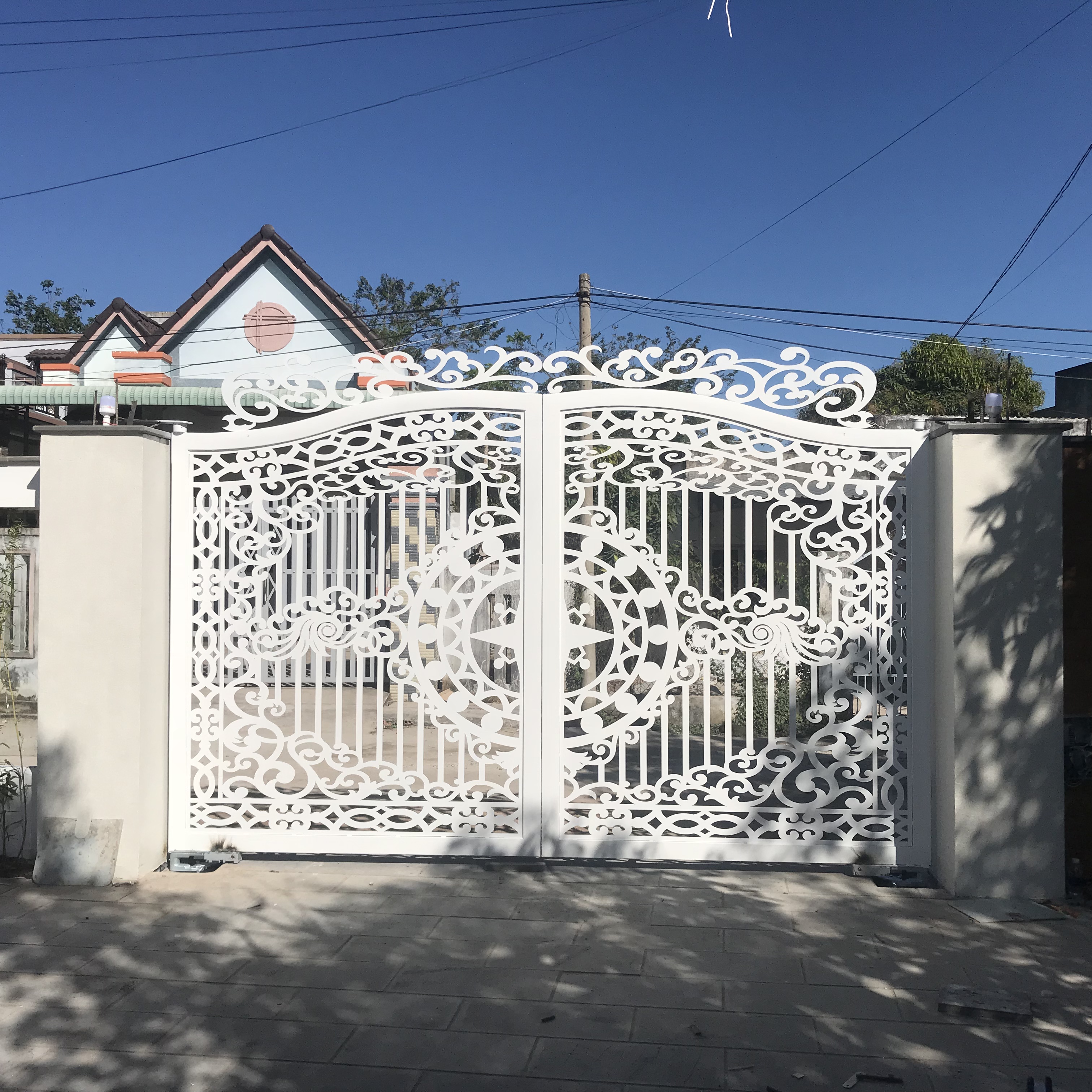Cửa cổng tự động ngày càng được sử dụng rộng rãi Cửa tự động là lựa chọn cho những ngôi nhà hiện đại